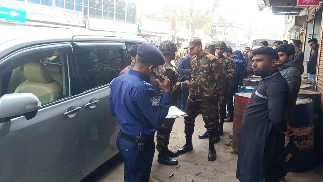 জামায়াত আমিরের গাড়ি থেকে অস্ত্র উদ্ধার, যৌথ বাহিনীর হাতে আটক ৩