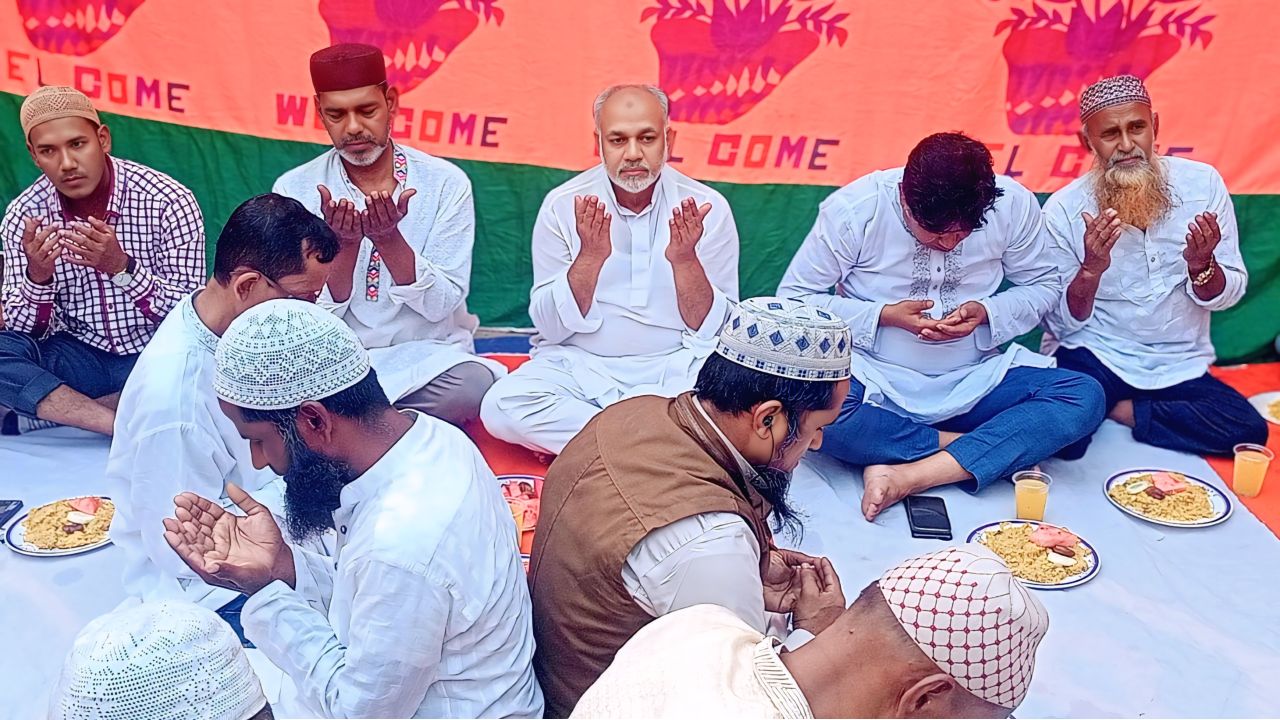 গৌরনদীতে চুন্নু সিকদারের আয়োজনে ইফতার ও দোয়া মাহফিল অনুষ্ঠিত