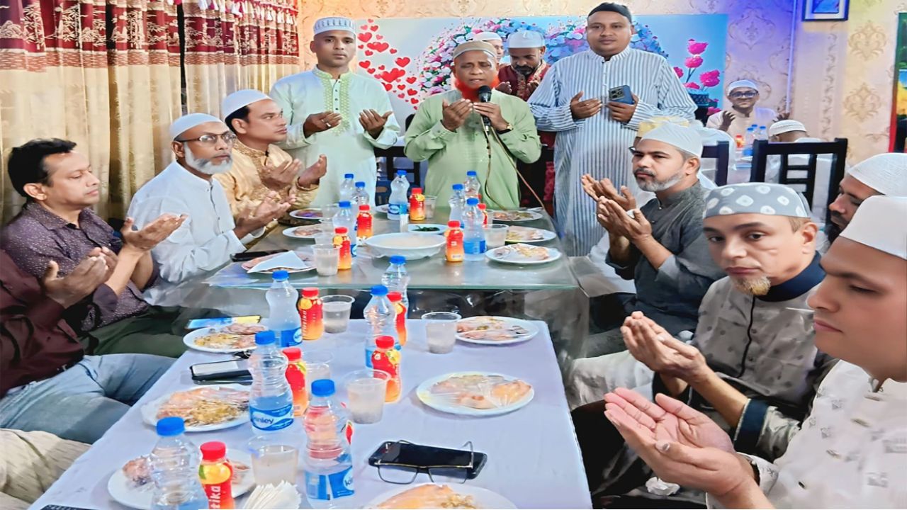 গৌরনদীতে উপজেলা বিএনপির আহ্বায়ক সরোয়ার আলম বিপ্লবের উদ্যোগে ইফতার ও দোয়া মাহফিল