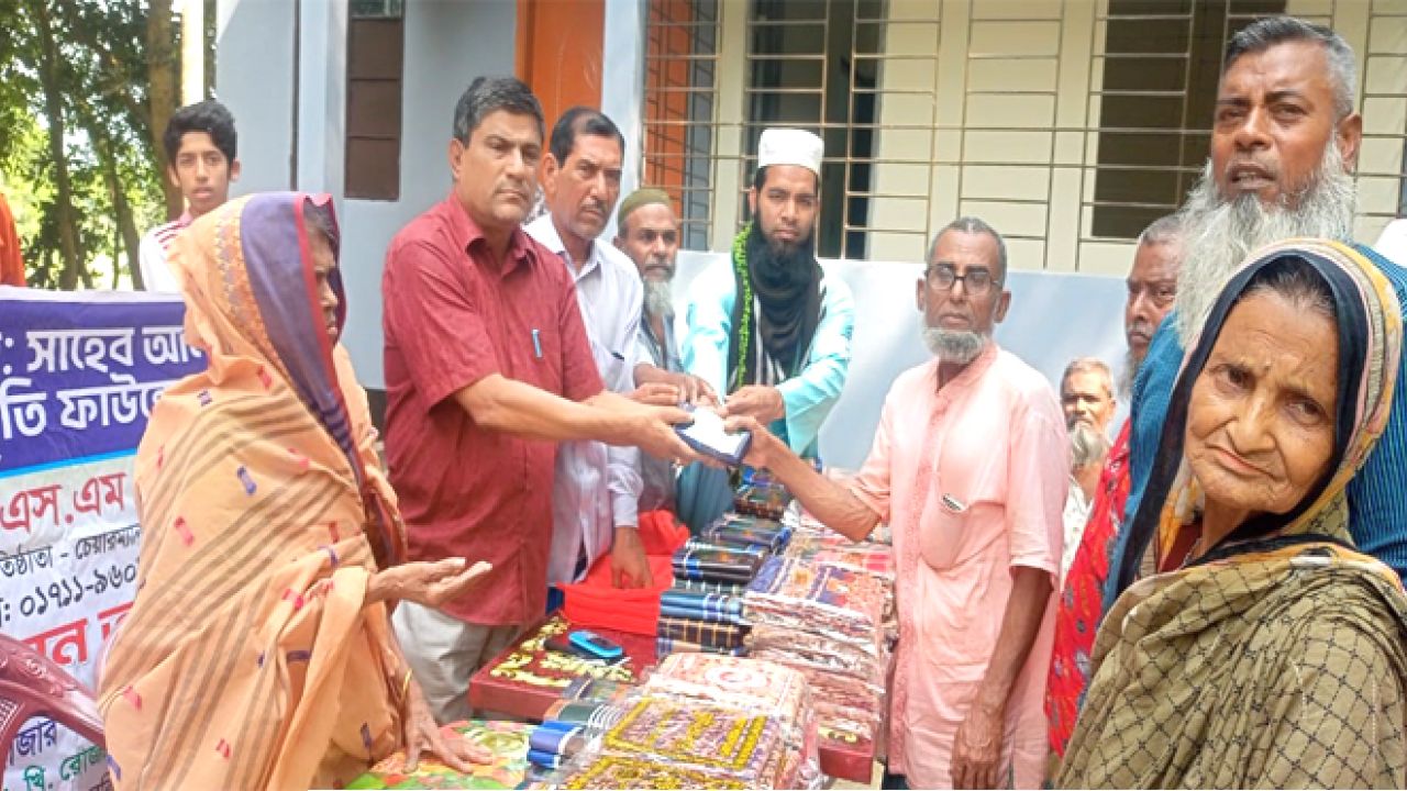 গৌরনদীতে ঈদ উপলক্ষে ৩০০ অসহায় পরিবারের মাঝে শাড়ি-লুঙ্গি বিতরণ 