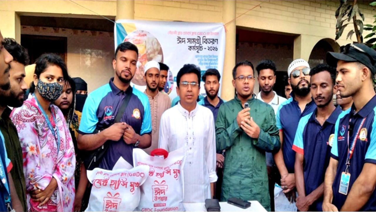 গৌরনদীতে ব্লাড ডোনার্স ক্লাবের উদ্যোগে অসহায়দের মাঝে ঈদ উপহার বিতরণ