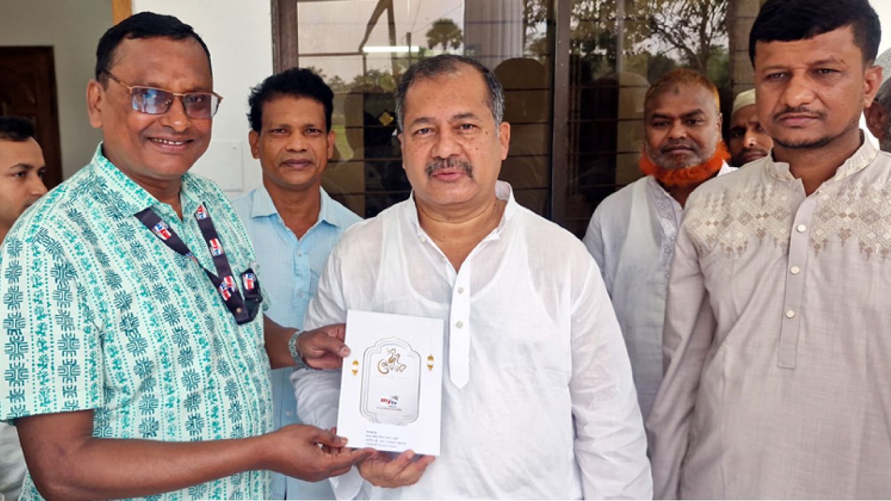 তথ্য ও সম্প্রচার মন্ত্রী জহির উদ্দিন স্বপনসহ বিশিষ্টজনদের ঈদের শুভেচ্ছা কার্ড প্রদান