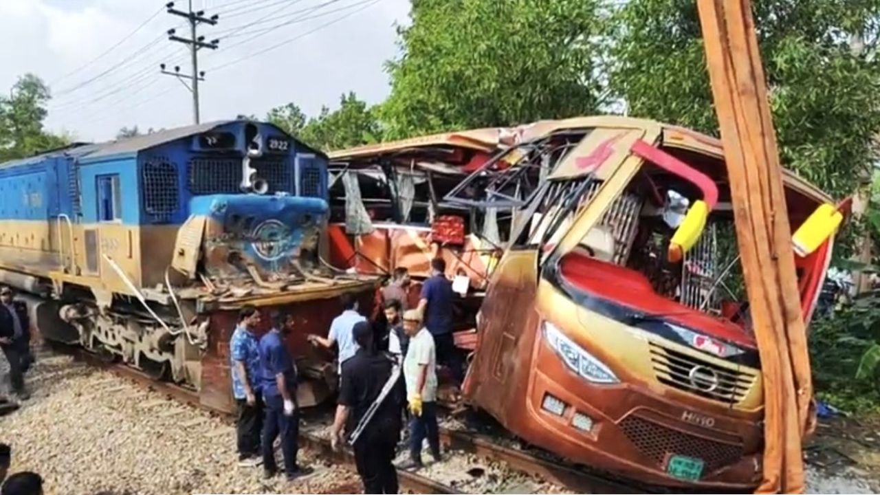 বাস-ট্রেন সংঘর্ষে নিহত ১২ ,আহত অন্তত ১০