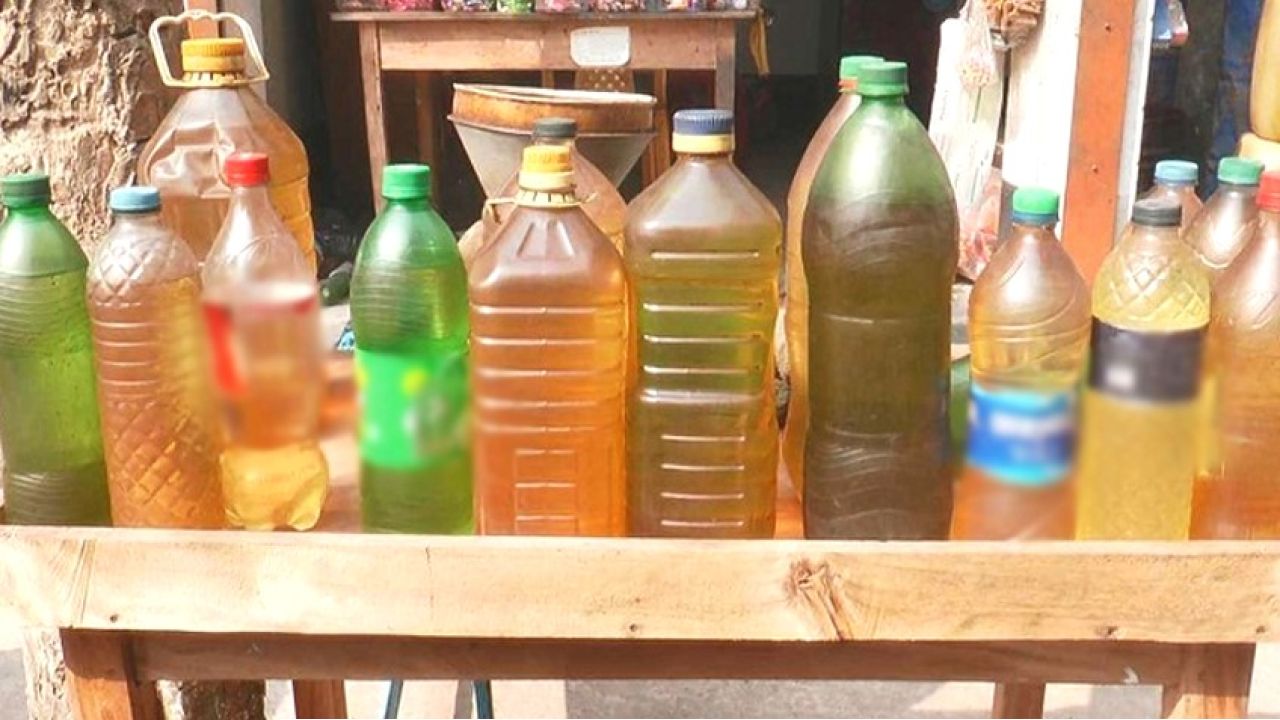 পাম্পে তেল নেই খোলা বাজারে তিনগুণ দামে পেট্রোল