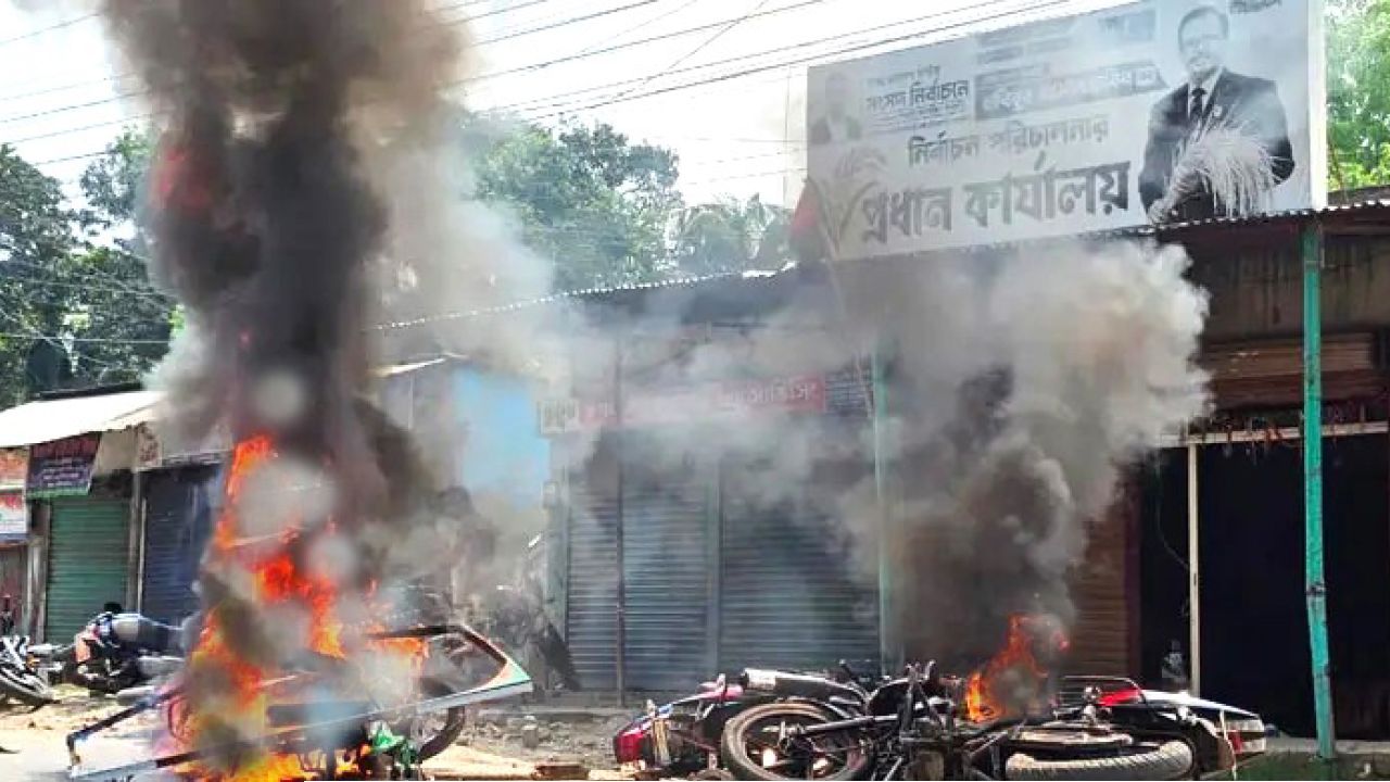 ঈশ্বরদীতে বিএনপির দুই গ্রুপের সংঘর্ষে রণক্ষেত্র, আহত ১৫