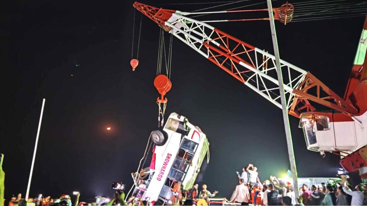 পদ্মায় বাস দুর্ঘটনা মৃতের সংখ্যা বেড়ে ২৪