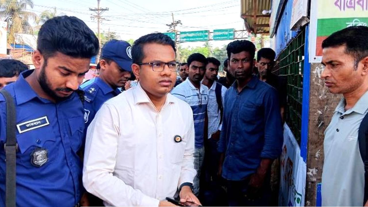 যাত্রী হয়রানি রোধে গৌরনদী বাসস্ট্যান্ডে ভ্রাম্যমাণ আদালতের অভিযান