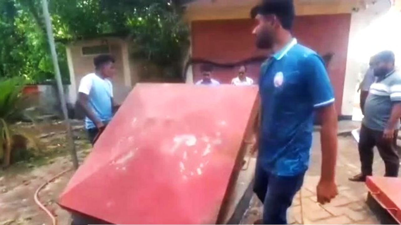 তেল নাই’ লেখা দুই পাম্পে মিললো ২৮ হাজার লিটার তেল