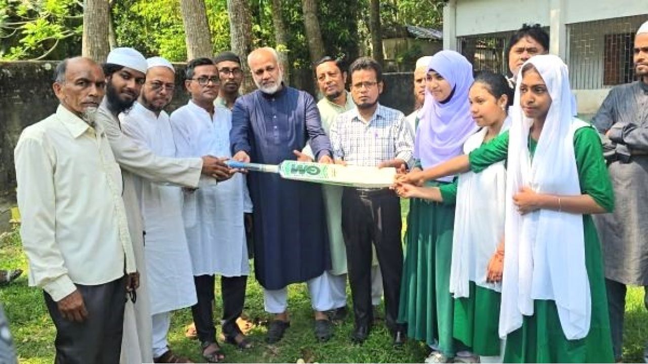 গৌরনদীতে শিক্ষার্থীদের মাঝে ক্রিকেট ব্যাট বিতরণ
