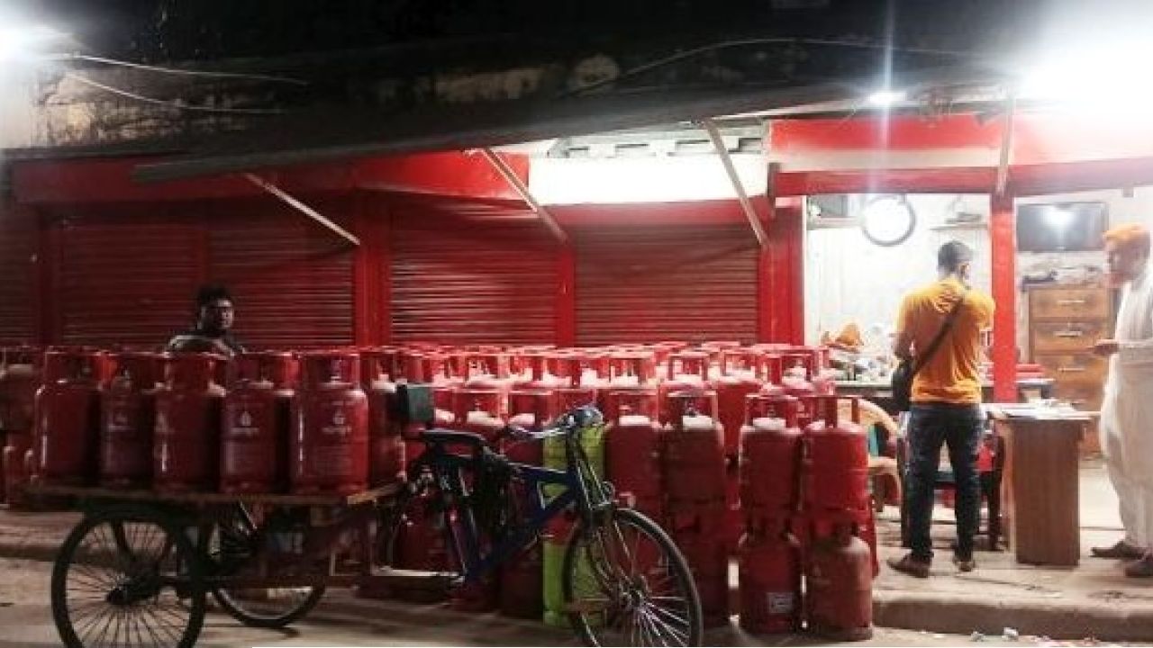 বরিশালে ১৫০০ টাকার গ্যাস সিলিন্ডার ১৯০০, ভোগান্তিতে নগরবাসী