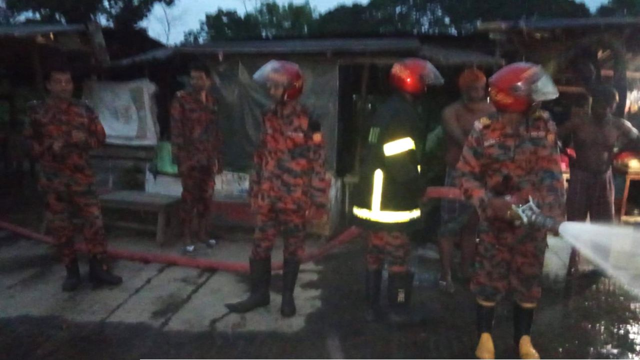 গৌরনদীতে বোতলজাত তেল ভরতে গিয়ে ভয়াবহ আগুন, গুরুতর দগ্ধ বাইকার