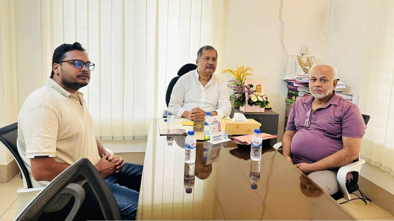 তথ্যমন্ত্রীর কার্যালয়ে বিএনপি নেতা মুকুল খানের সৌজন্য সাক্ষাৎ