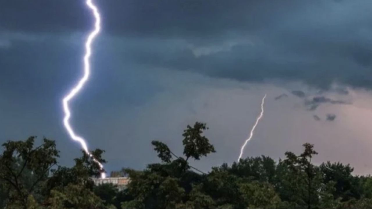 বরিশালে বজ্রপাতে শিক্ষকসহ ১৬ শিক্ষার্থী আহত