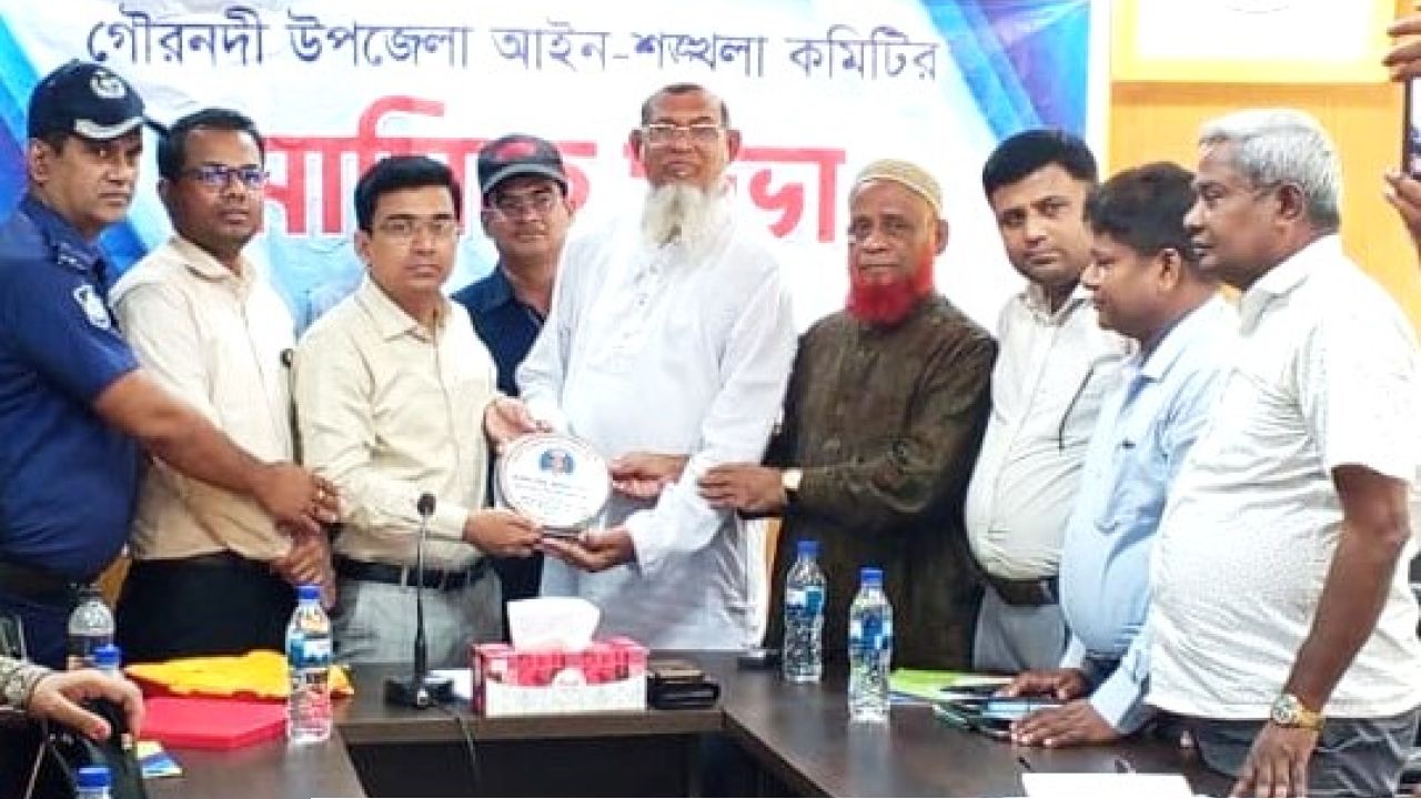 গৌরনদীতে মাদকবিরোধী ভূমিকার স্বীকৃতি, জামাল ফকিরকে সম্মাননা ক্রেস্ট প্রদান