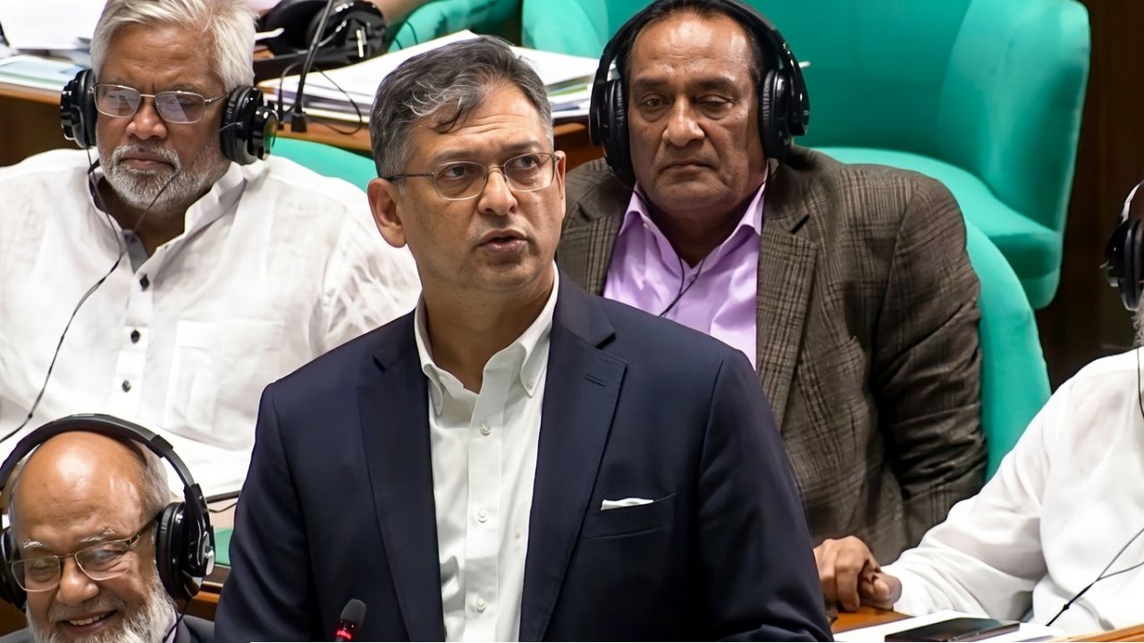 প্রবাসীদের পাসপোর্ট ফি কমানোর প্রস্তাব পর্যালোচনায় সরকার: সংসদে স্বরাষ্ট্রমন্ত্রী