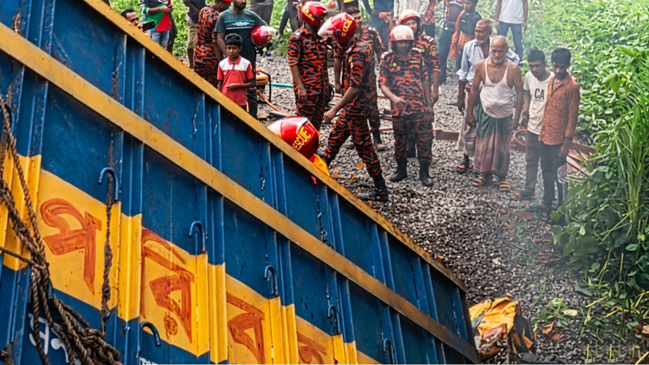 পাথরবোঝাই ট্রাক উল্টে আগুন, চালক-হেলপারের মর্মান্তিক মৃত্যু