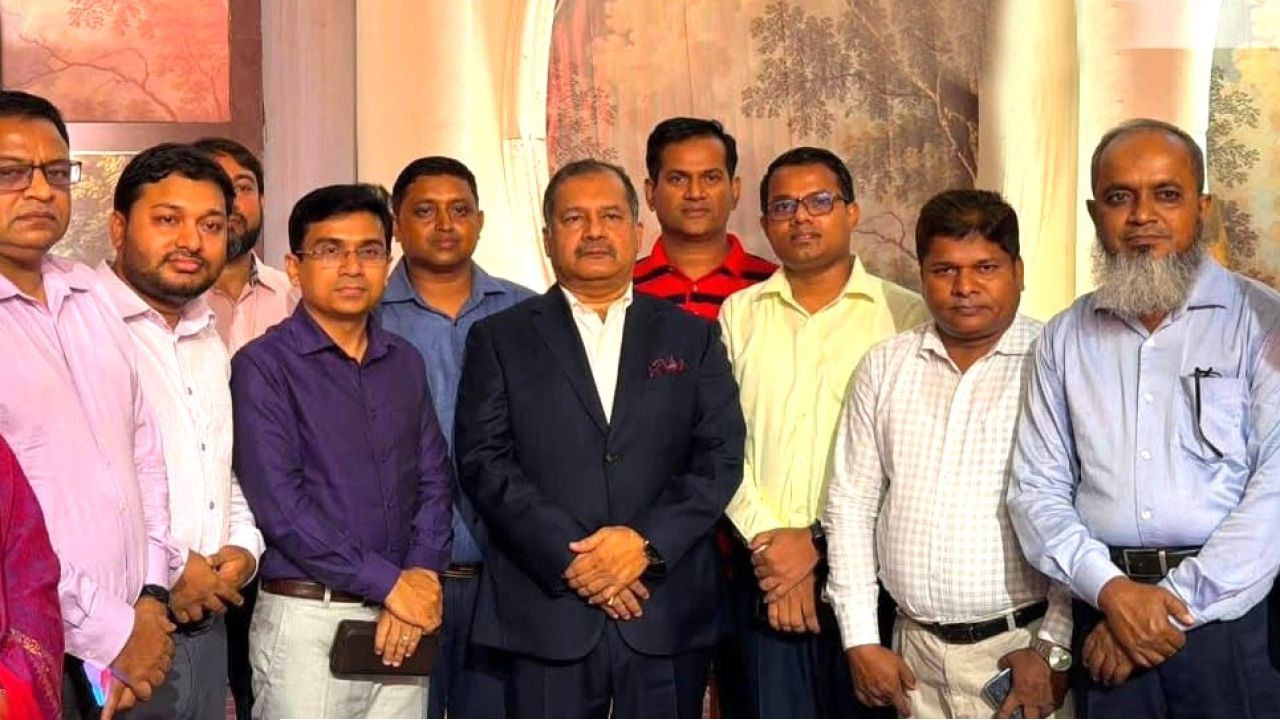 তথ্য ও সম্প্রচার মন্ত্রীর পুত্রের বিবাহোত্তর সংবর্ধনায় মুগ্ধ গৌরনদী-আগৈলঝাড়ার সরকারি কর্মকর্তারা