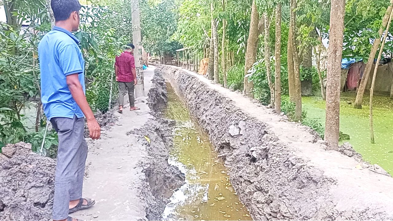 নিজস্ব অর্থায়নে ১.৫ কিলোমিটার রাস্তা নির্মাণে খাঞ্জাপুর, সহযোগিতায় সমাজসেবক গোলাম কিবরিয়া তালুকদার