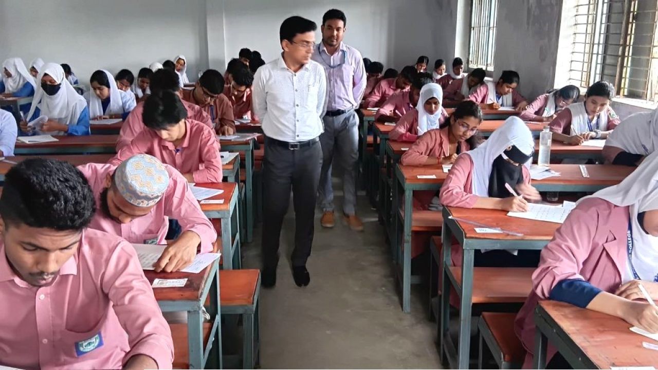 গৌরনদীতে এইচএসসি পরীক্ষা কেন্দ্র পরিদর্শনে ইউএনও মো. ইব্রাহীম