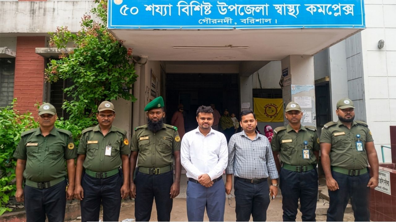 দালাল চক্র নিয়ন্ত্রণে গৌরনদী স্বাস্থ্য কমপ্লেক্সে আনসার মোতায়েন