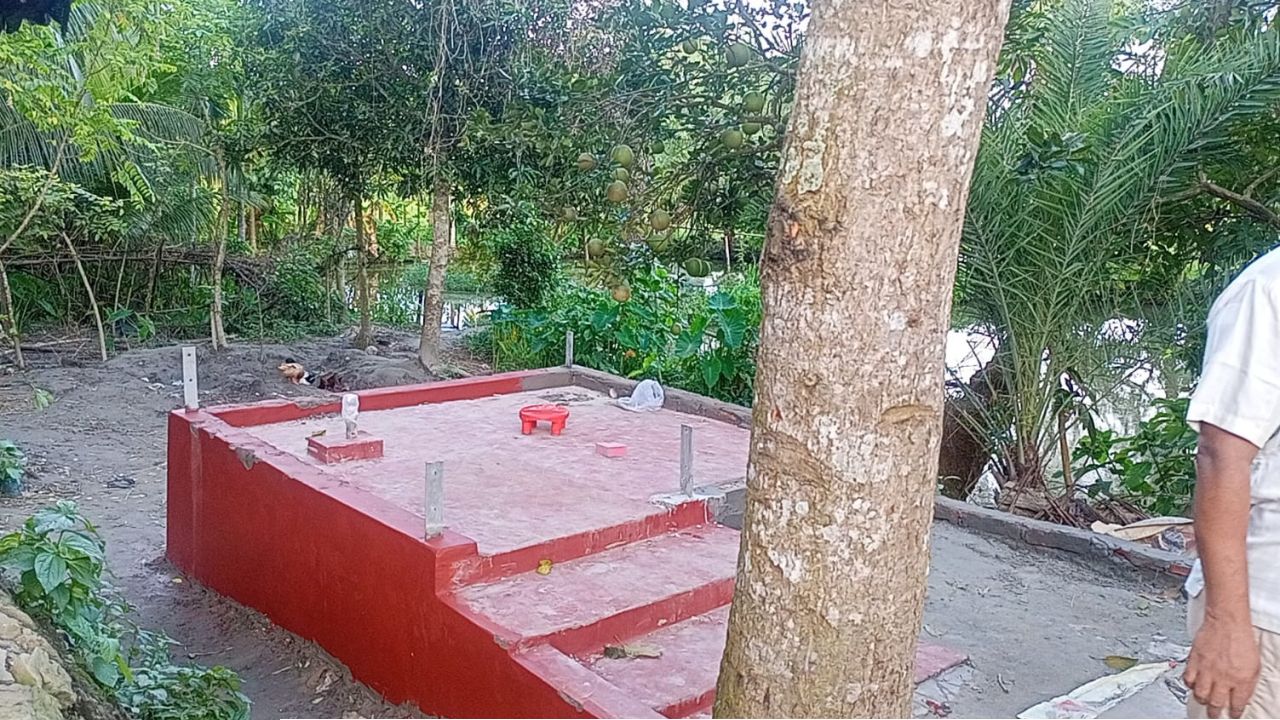 গৌরনদীতে বসতভিটার জমি নিয়ে বিরোধ, গভীর নলকূপ খুলে নেওয়ার অভিযোগ