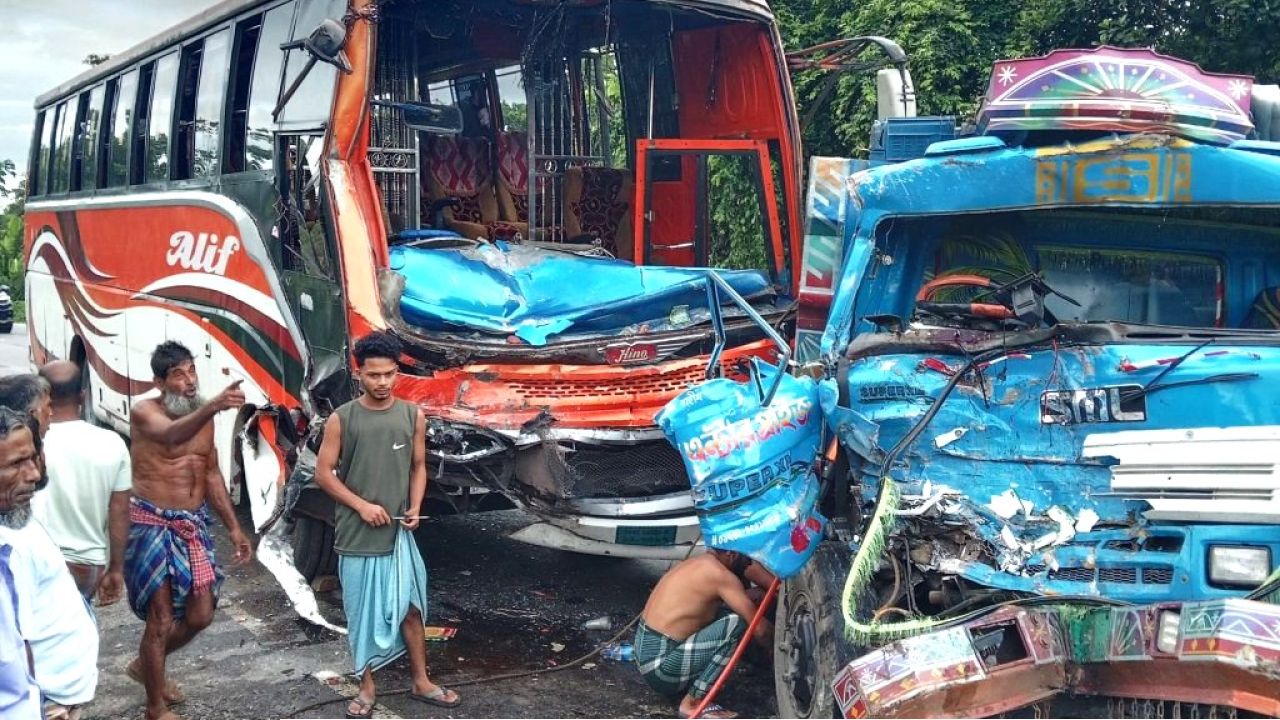 গৌরনদীর বাটাজোরে বাস-ট্রাক সংঘর্ষ, আহত অন্তত ৭