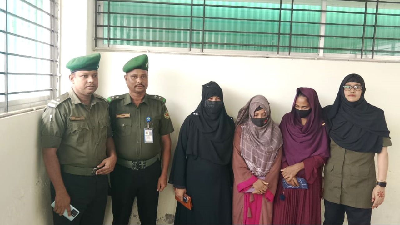 বরিশাল শেবাচিম হাসপাতালে তিন দালাল আটক, পুলিশের কাছে হস্তান্তর