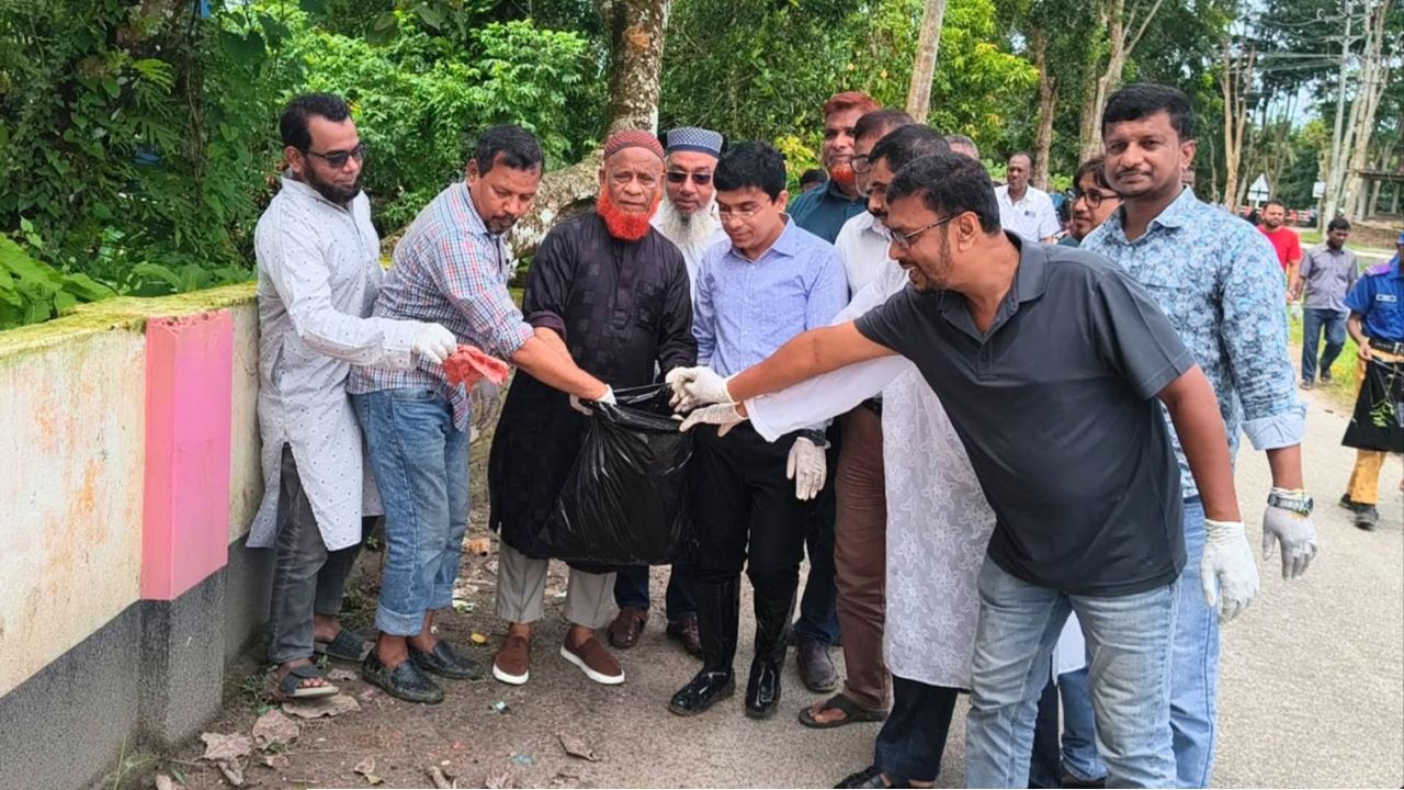 বরিশালের গৌরনদীতে ‘ক্লিন অ্যান্ড গ্রিন’ কর্মসূচির উদ্বোধন
