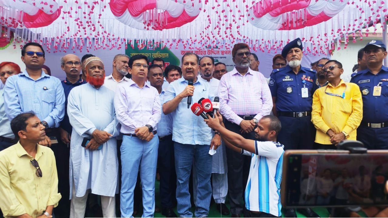 গৌরনদীতে বৃক্ষমেলা উদ্বোধন, খালপাড়ে বৃক্ষরোপণ ও শিক্ষার্থীদের মাঝে চারা বিতরণ
