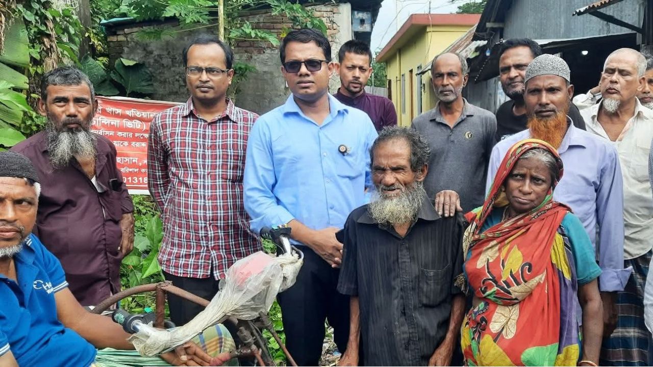 গৌরনদীতে এসিল্যান্ড মেহেদী হাসানের উদ্যোগে বদলাচ্ছে দুই ভিক্ষুকের জীবন, পেলেন দোকানের জায়গা